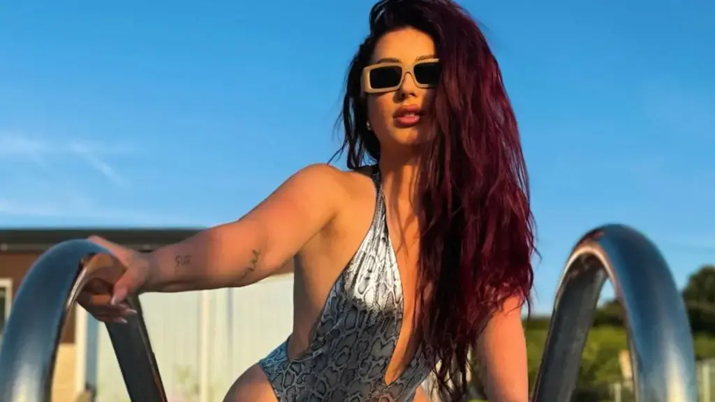Ronela Hajatit është shëndoshur goxha, kaq të volga i bien bikinit!
