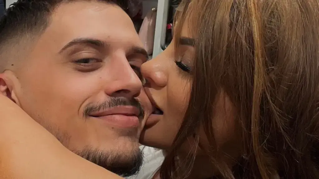 Sara Gjordeni kafshon Bardhin, Egla i del në mbrojtje këngëtarit