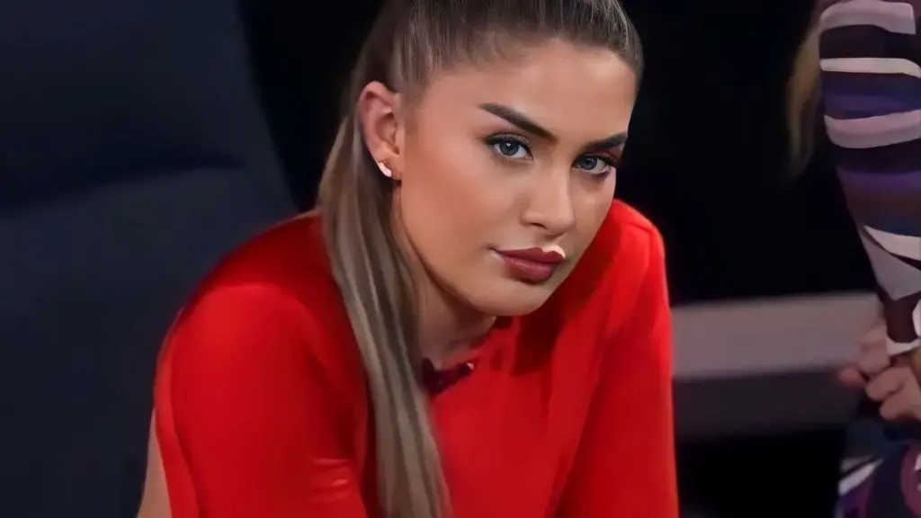 Vesa Smolica ekspozon të pasmen e zhveshur në bikine