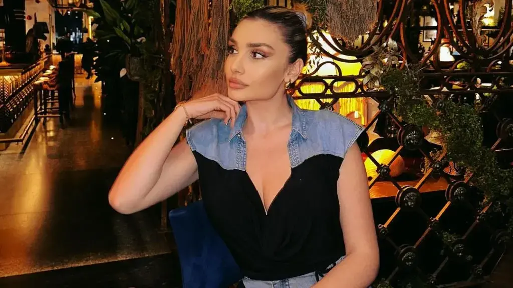 Adea Pula pozon para pasqyre, mahnit me bukurinë e format trupore