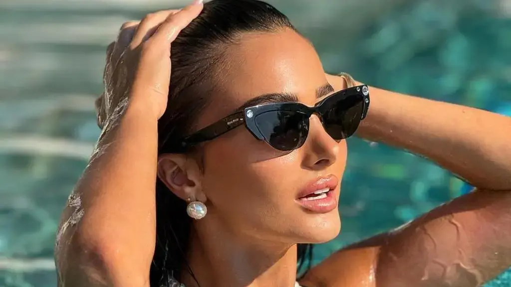 Alba ekspozon gjoksin derisa pozon në jahtin luksoz