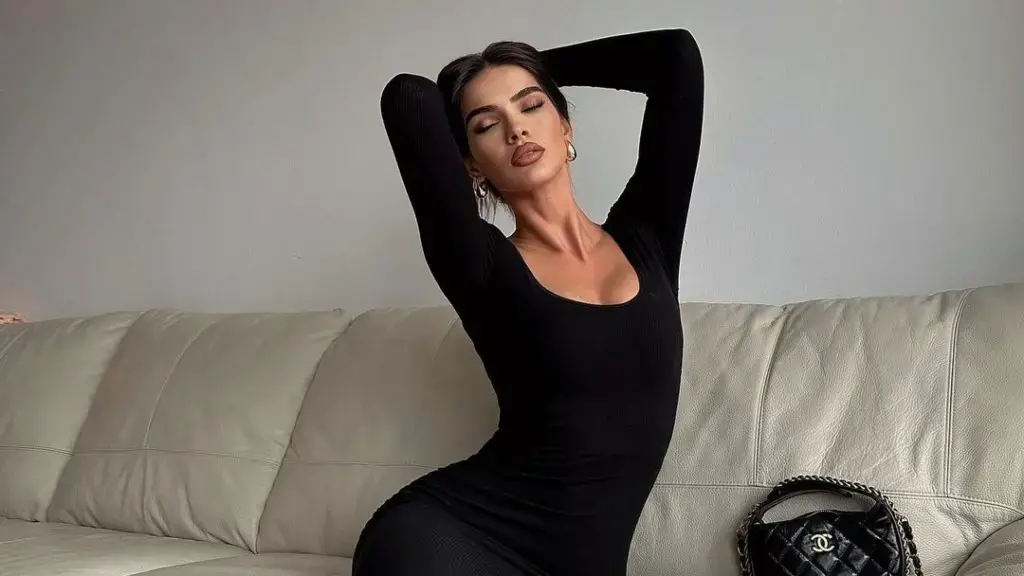 Arbenita ‘djeg’ rrjetin me poza të nxehta në bikine