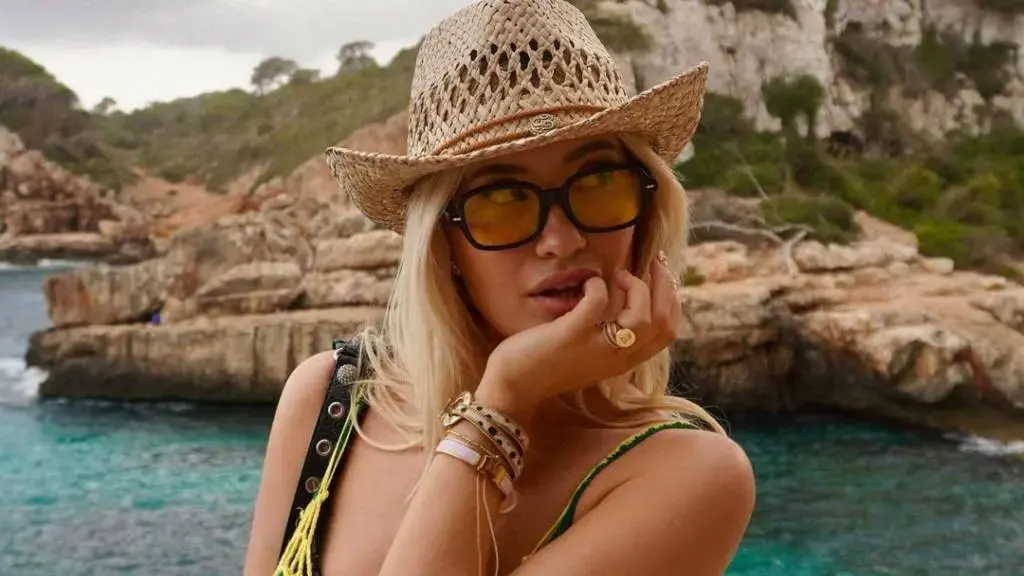Dea Mishel tregon format e bujshme në fustanin pa jelek