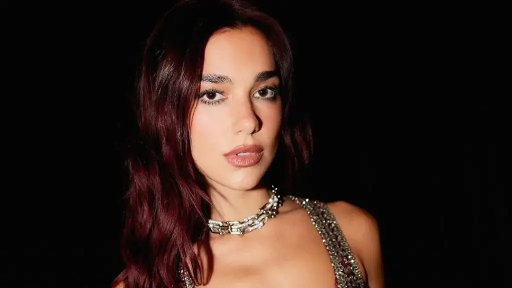 Dua Lipa po bëhet gati për udhëtimin në vendlindjen e saj në Kosovë