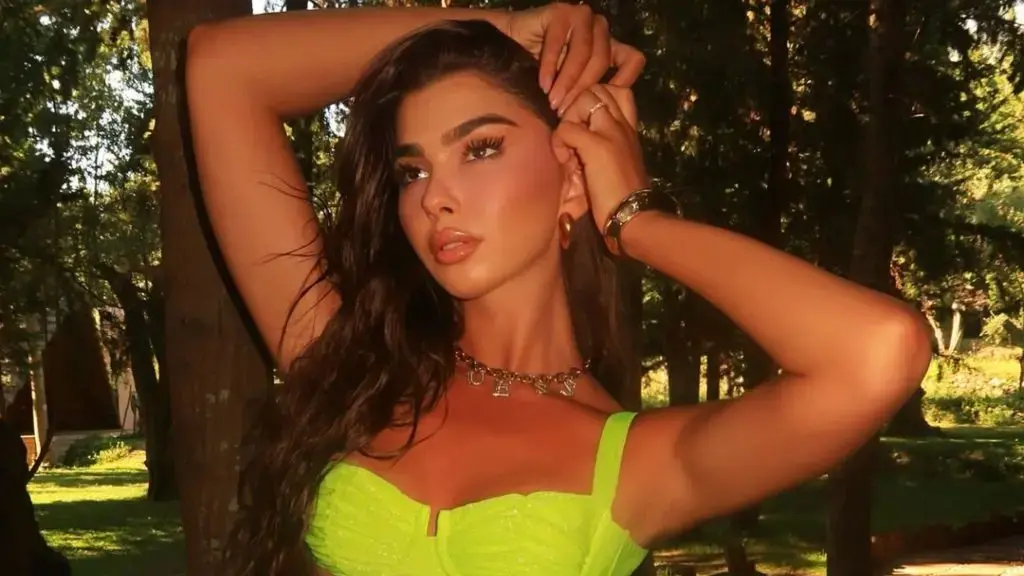 Modelja shqiptare shfaqet si ‘tigreshë’ në bikine, mahnit me format trupore