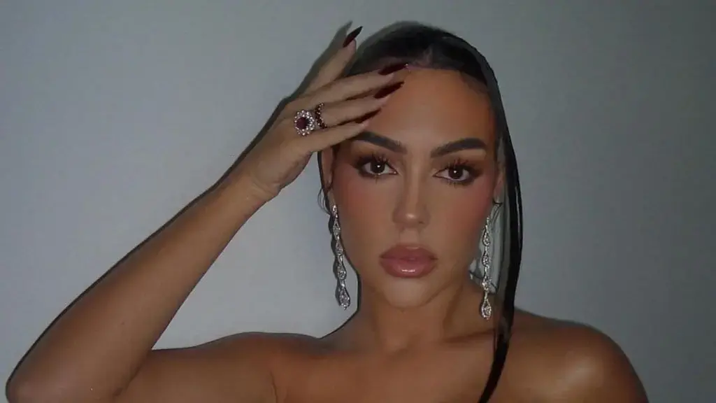 Georgina Ronaldos ‘tranon’ me format e bujshme në bikine