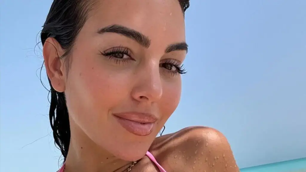 Georgina e Ronaldos ‘tranon’ rrjetin, pozon nga mbrapa dhe tregon të pasmet e mëdha nga bregdeti