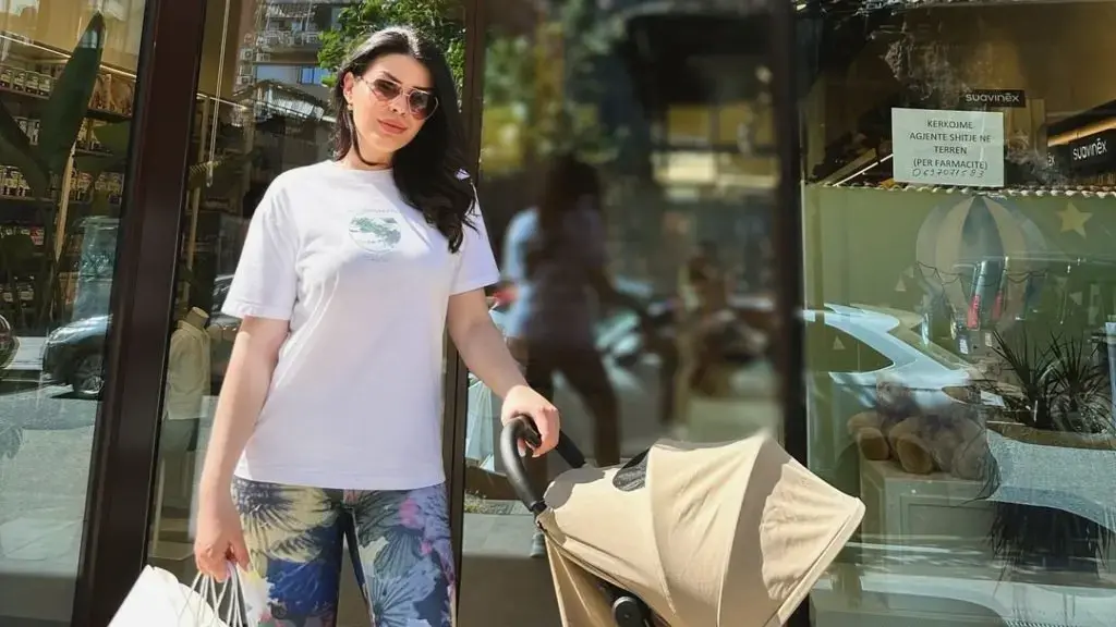 Nënë për herë të parë, Greta publikon foton më të ëmbël me djalin në krahë