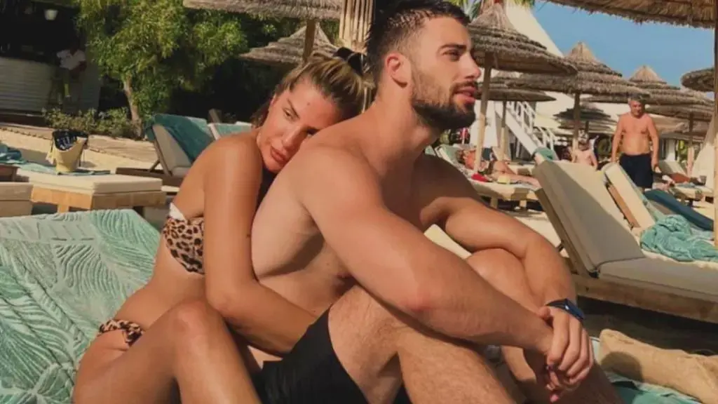 Pamje brenda dhomës së hotelit ku po flenë Ilnisa e Meritoni