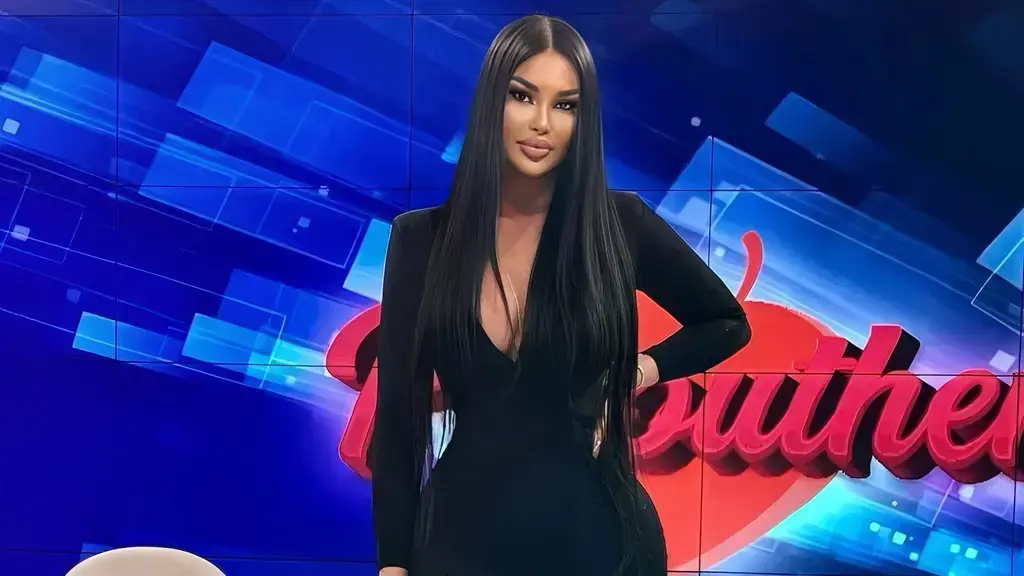 Fustani mezi ia zë të pasmet ‘gjigante’ Adës, kështu i reklamon
