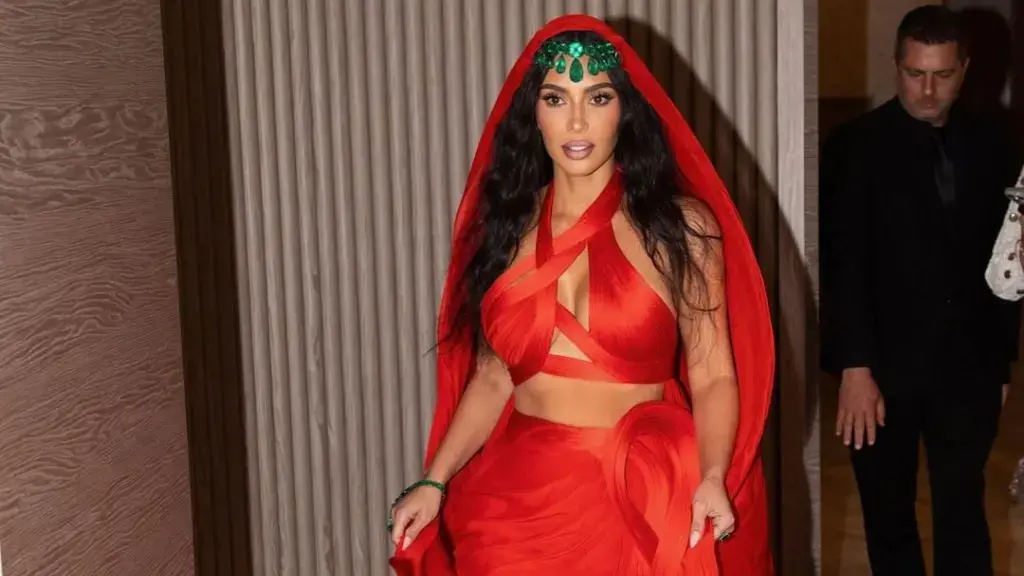 Kim Kardashian kritikohet për paraqitjen në dasmën në Indi, ja çfarë i thanë ndjekësit