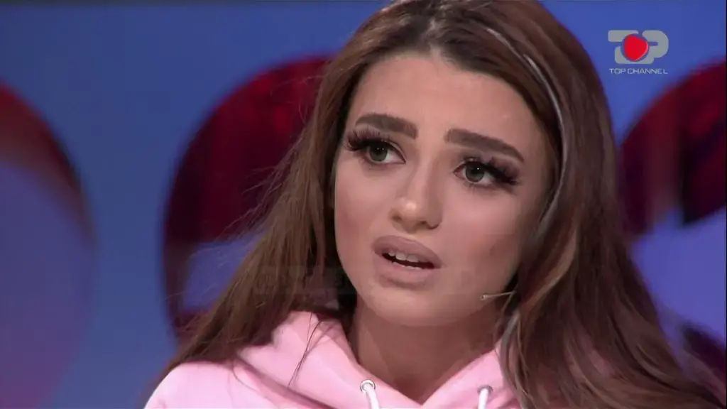 A e mbani mend Sindin e “Përputhen”, nuk do besoni me çfarë po merret ajo