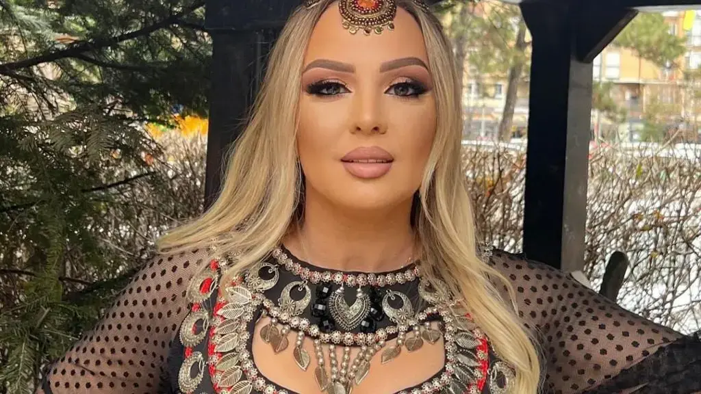 Kush ja vendosi edhe një herë unazën në gisht Violetë Kukajt?