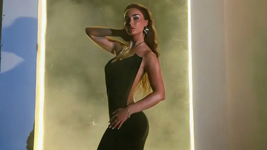 Xhensila vë në pah të pasmet me foto nga mbrapa