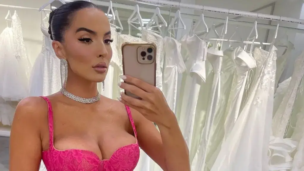 Duke shijuar diellin në bregdet, Blerona mahnit me foton në bikine