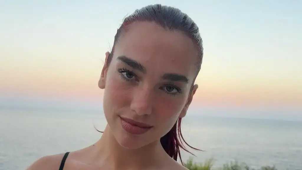 Dua Lipa dhe motra e saj “ndezin” rrjetin me foto në bikine gjatë pushimeve në Ibiza