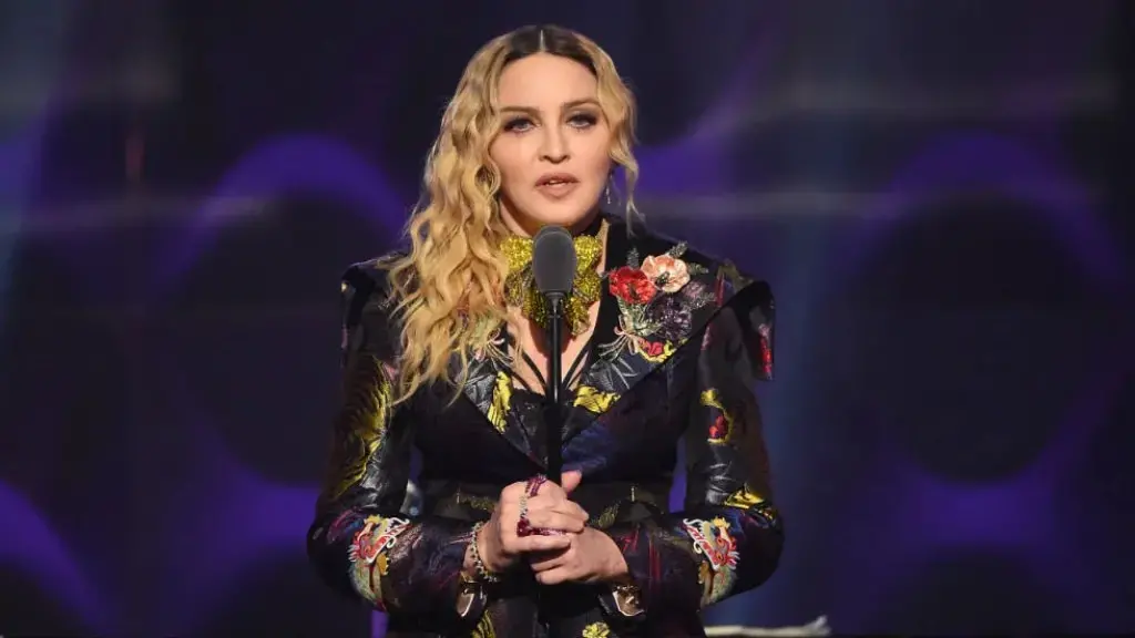 Si rrallë herë, Madonna poston një foto me të gjashtë fëmijët derisa festoi ditëlindjen e 66-të në Itali