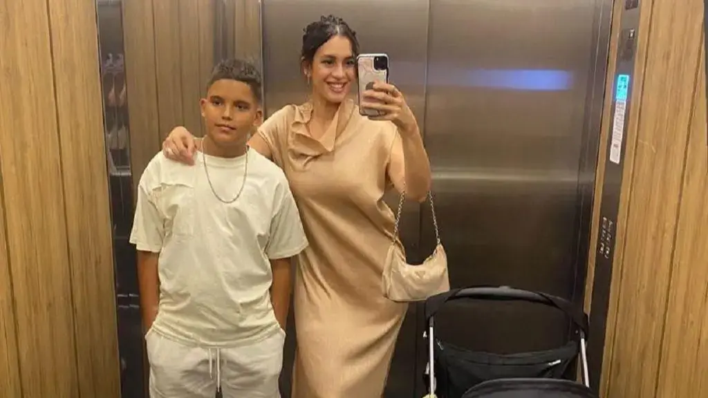 Nusja e Lumi B publikon foto me djalin e madh, është rritur kaq shumë sa duken si shokë