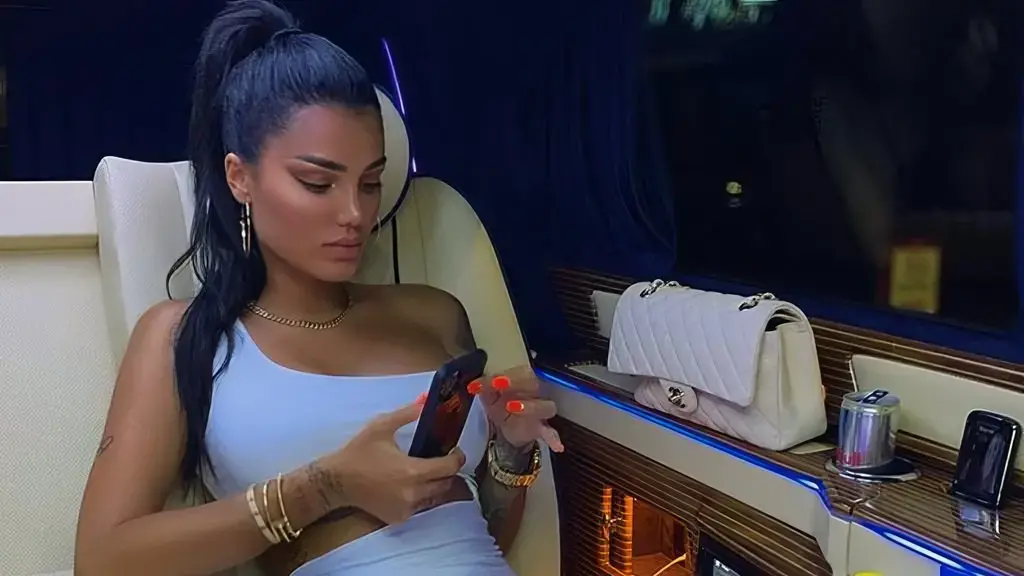 Kështu pozon Morena Taraku me këmbët hapur