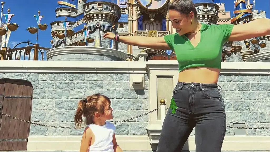 Xhensila vishet njëjtë me vajzën dhe është gjëja më e ëmbël që keni parë