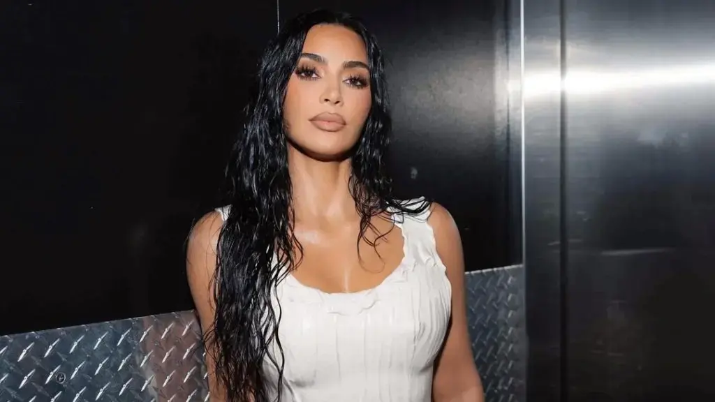 Me fustanin e ngjitur për trupi, Kim Kardashian lë të gjithë pa fjalë
