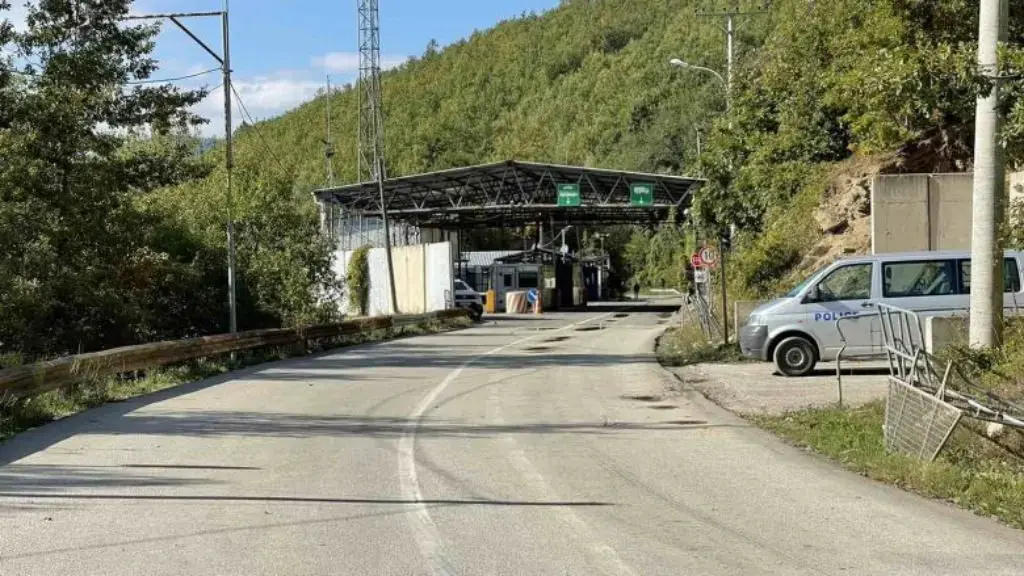 Mbyllet edhe pika kufitare në Merdar, Sveçla: Qytetarët që duan të kalojnë transit nëpër Serbi po ndalen në mënyrë fashiste