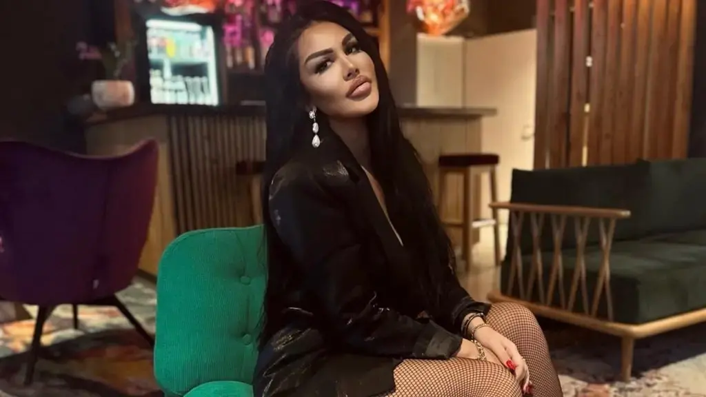 Bafte çmend ndjekësit me look-un e saj më të fundit në rrugë