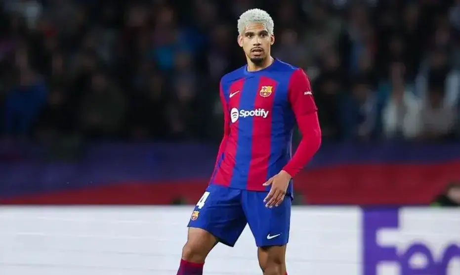 Barcelona hap dyert për Ronald Araujo: Një çmim befasues për mbrojtësin e njohur