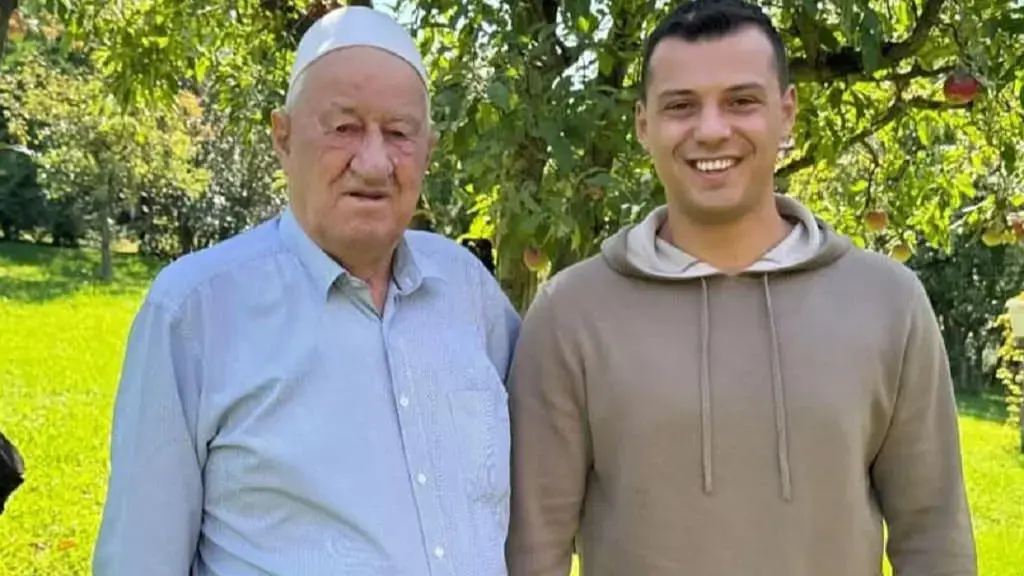 “Baci i mbylli sytë i qetë pas takimit të fundit me babin”, Endrit Thaçi prek me postimin për gjyshin e tij, Haxhi Thaçi