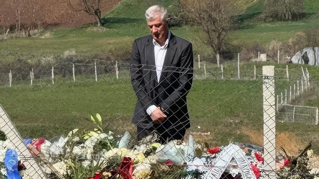 Emocionet e thella: Thaçi vendos kurorë te varri i babait të tij në Burojë