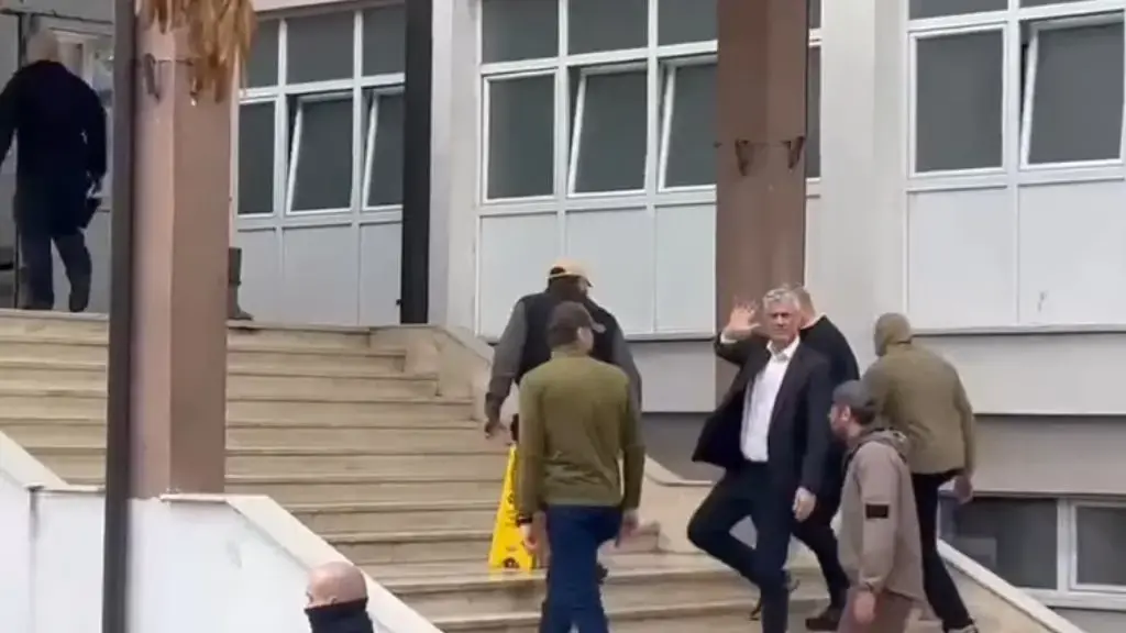 Hashim Thaçi viziton babain nën mbikqyrje: Një moment emocional në mesin e sfidave