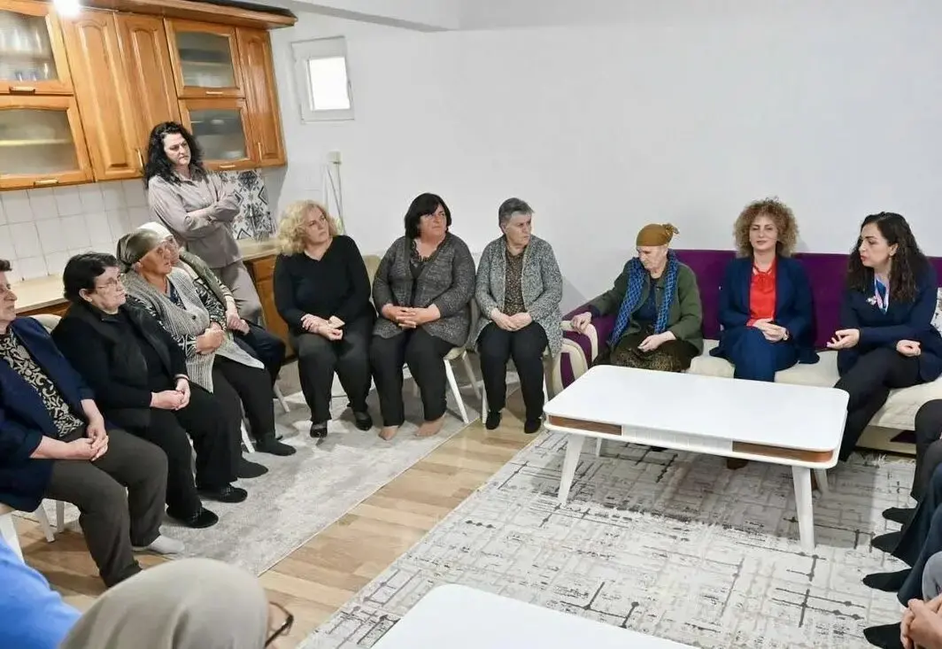 Presidentja Osmani shpreh mbështetje për gratë e Krushës së Vogël dhe nxit solidaritetin në diasporë