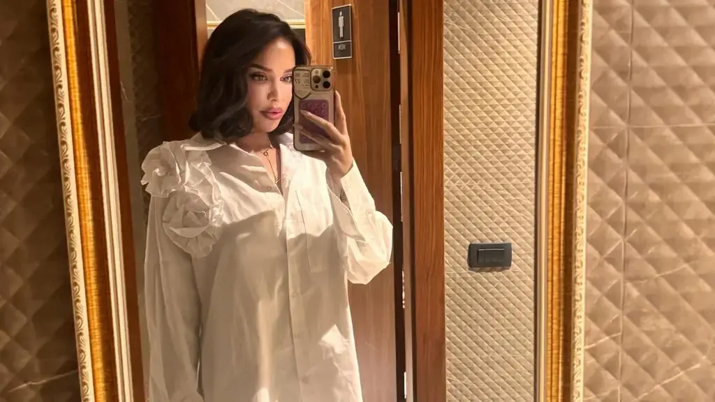 Ana provokuese në foto, tregon format e saj ‘në sedilje’