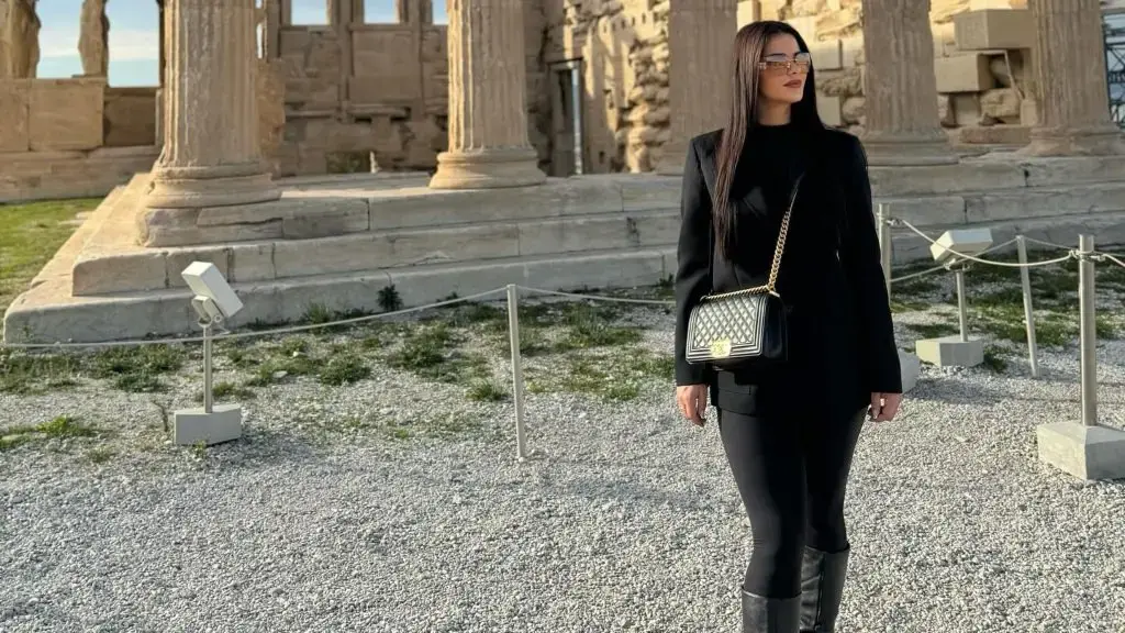 Andrra shfaqet mahnitëse përpara Burj Khalifa