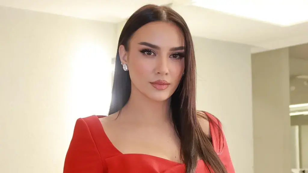 Bora shpërthen me fotot e reja në fustan të ngushtë