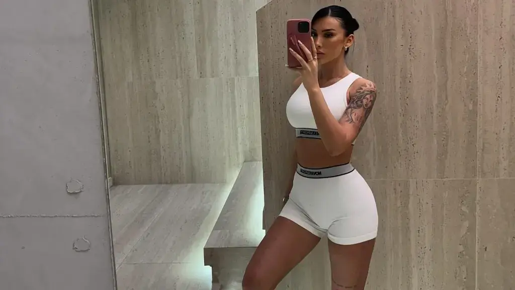 Brikenda shfaq asetet në bikini, arrin të mahnit gjithë ndjekësit!