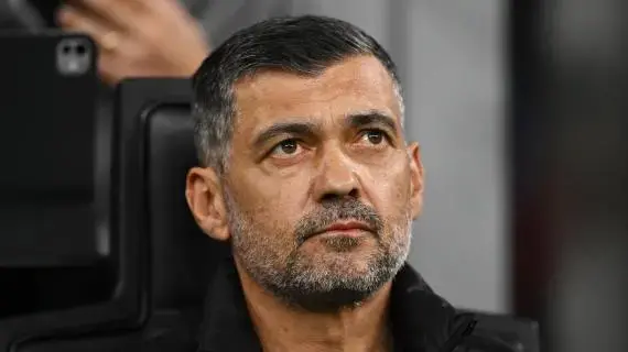 Entuziazmi i Milanit rikthen shpresat: Tifozët mbështesin trajnerin Conceiçao në Milanello