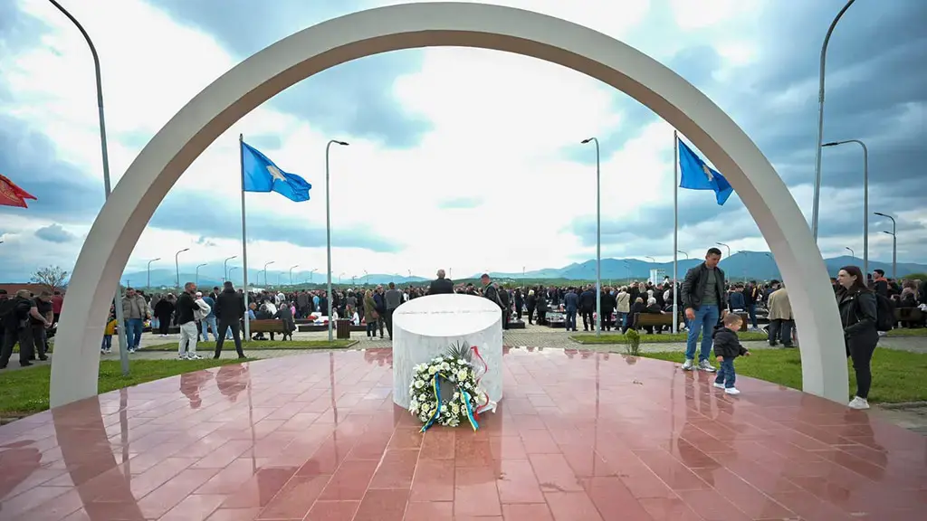 Vjosa Osmani përkujton masakrën e Mejës: Një plagë e pavarur në zemrën e Kosovës