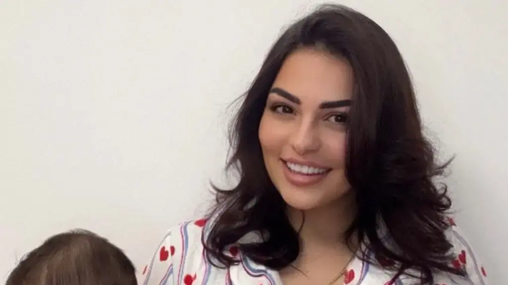 Mikela na mahnit me foton e saj familjare!