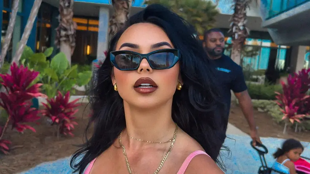 Linda provokon me shkëlqimin e saj glam dhe intrigues