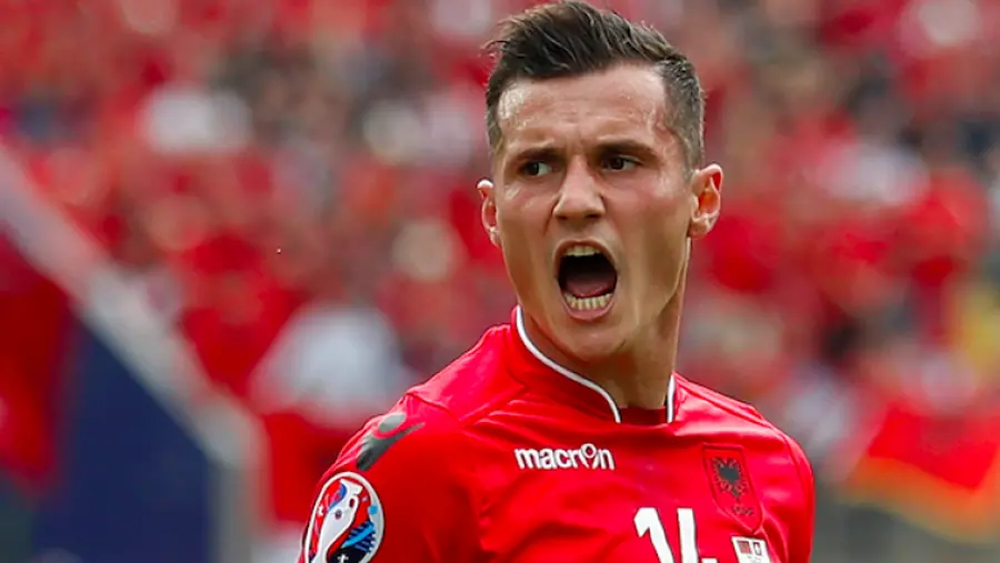 ZYRTARE/ Taulant Xhaka nuk i ndahet futbollit, ish-mesfushori i Kombëtares  prezantohet te kuqezinjtë - LEGJIONARËT