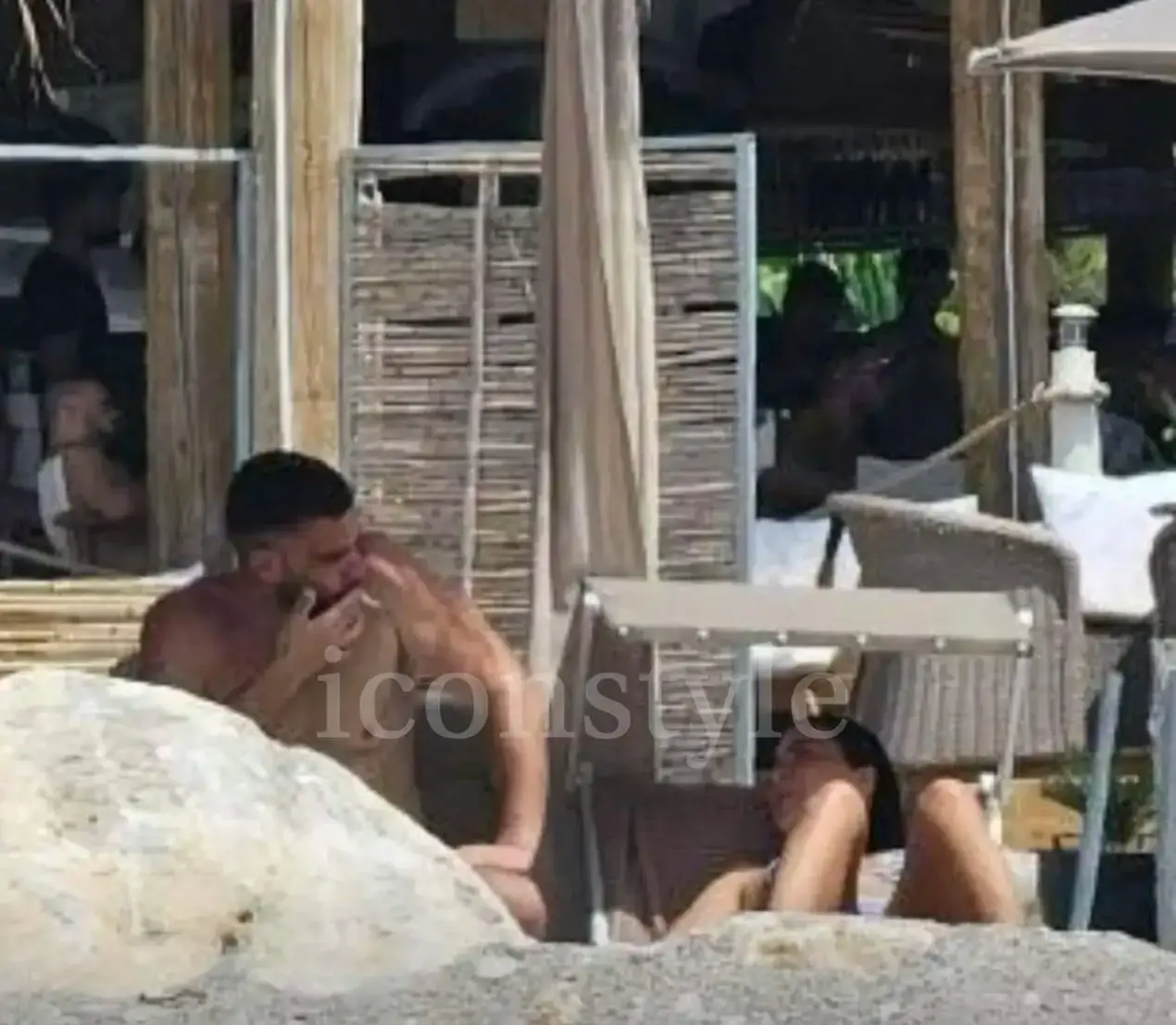 Sara Hoxha dhe Erik Fullani në bregdet