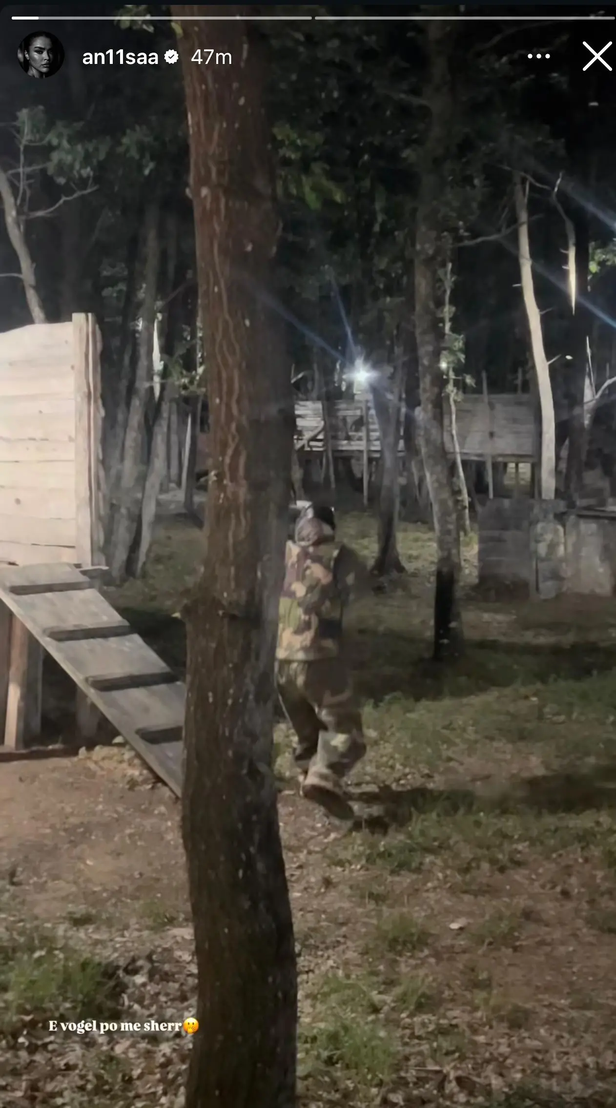 Anisa në veshje ushtarake