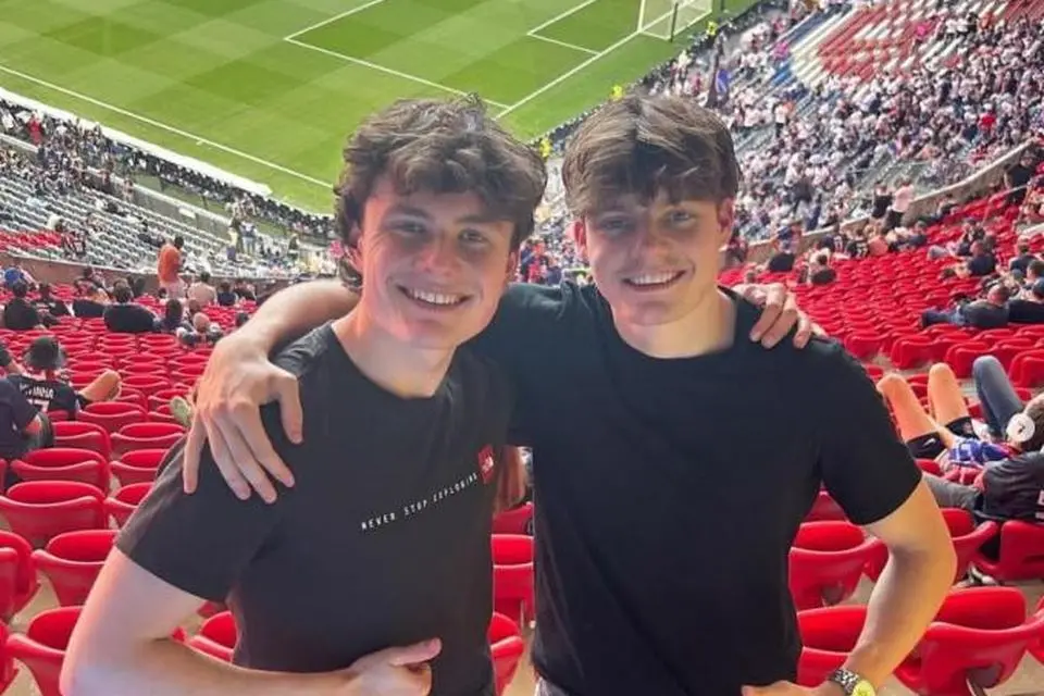 Dy Të Rinj Belgianë në Tualetin e Allianz Arena