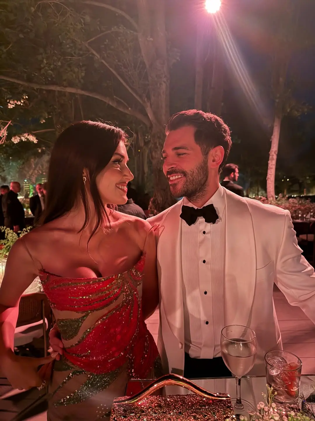 Hande Erçel dhe Hakan Sabancı