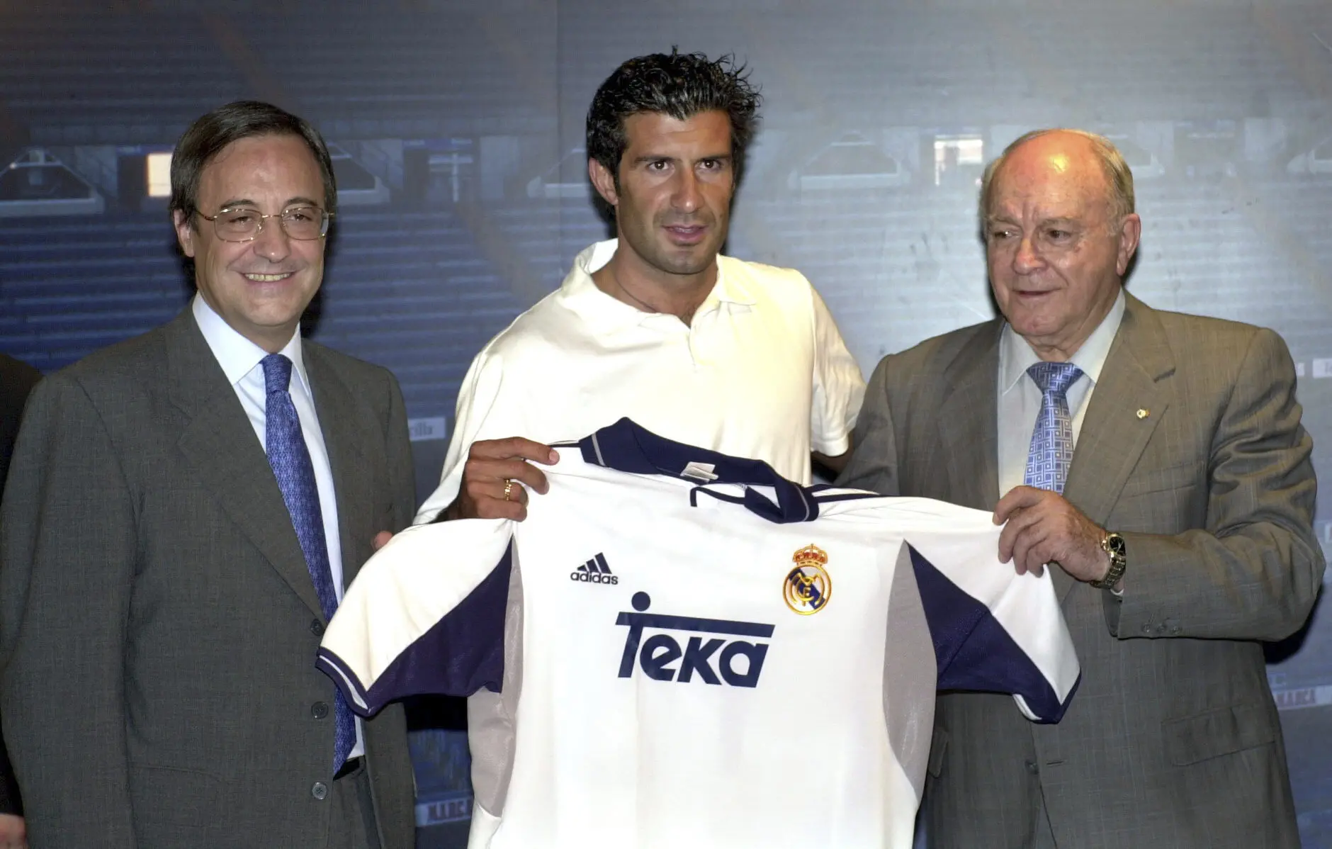 MD.29 MADRID,24-7-00.-El portugues Luis Figo,acompañado por el presidente del Real Madrid ,Florentino Perez ,iz, y Alfredo Di Stefano ,presidente honorario del club merengue,durante su presentacion,esta tarde en la sala de trofeos del estadio Santiago Bernabeu,como nuevo jugador del Real Madrid,con quien se ha comprometido para las proximas seis temporadas.EFE/JOSE HUESCA +++IMAGEN DIGITAL++[IMAGEN DIGITAL]