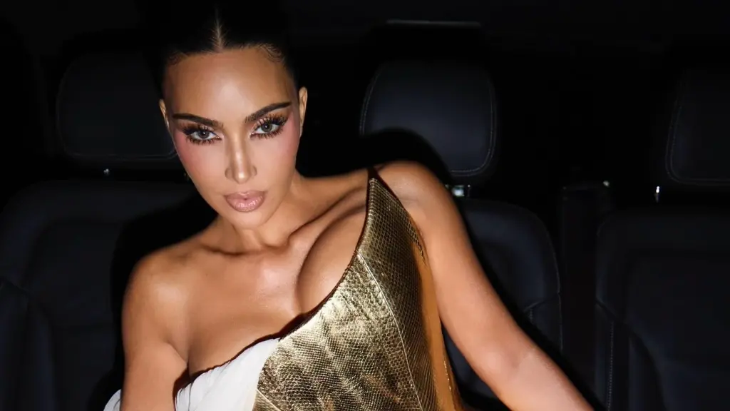 kim kardashian b 43543636363