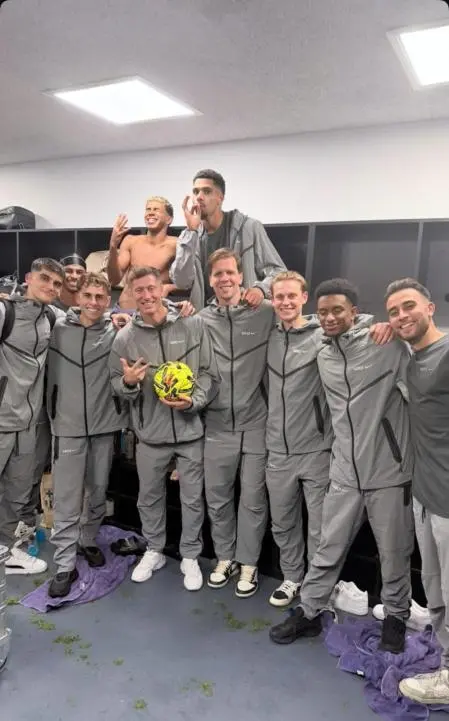 Robert celebró su hat-trick en el vestuario con sus compañeros