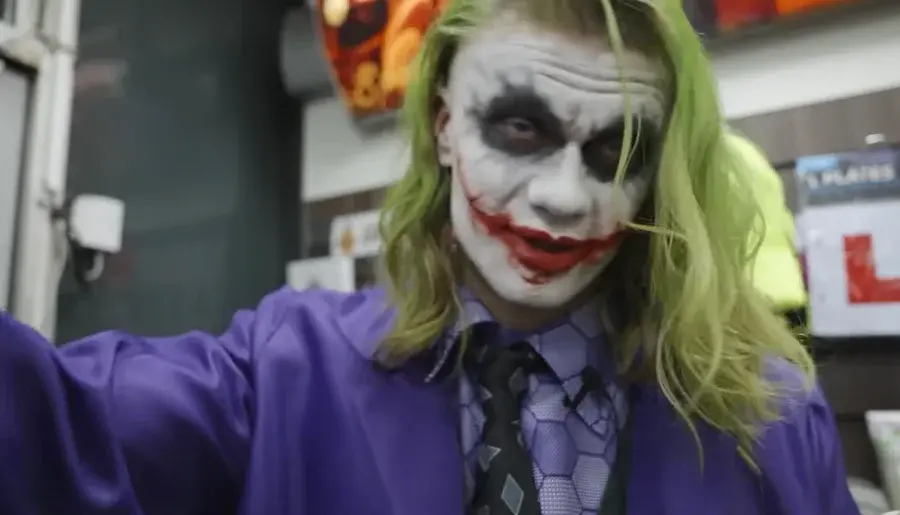 haaland-si-joker-nj-aventur-e-mendur-n-rrug-t-e-manchesterit-y037q3jk