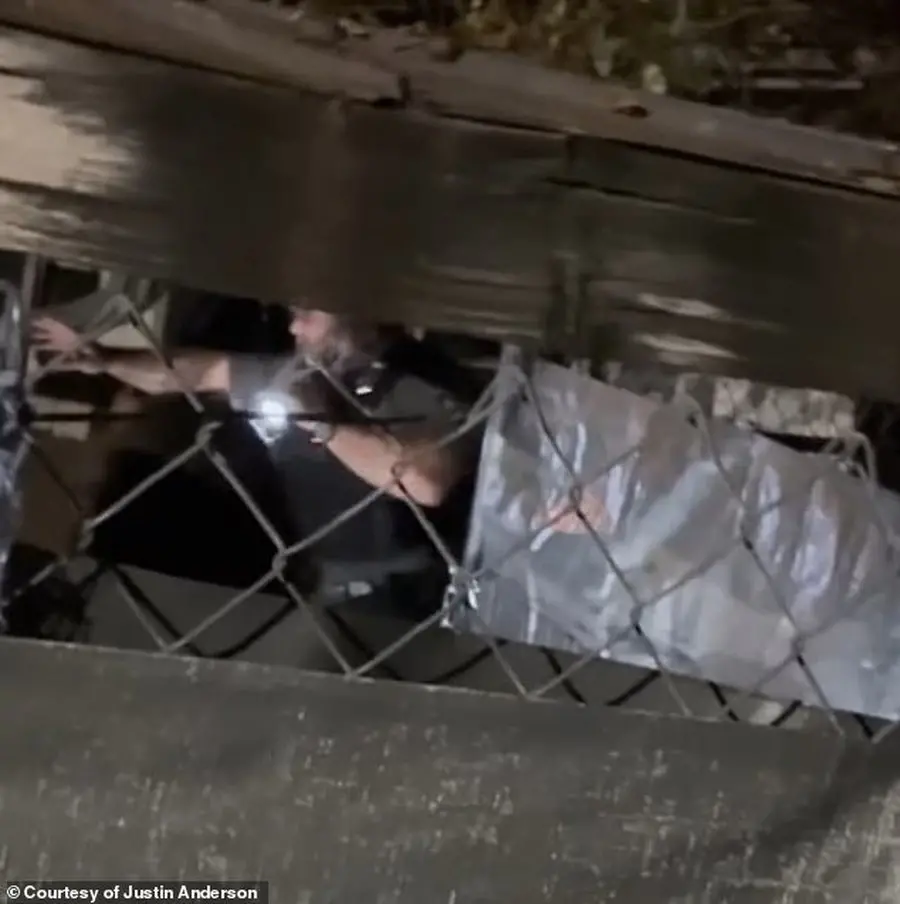 22-vjeçarja gjendet e mbyllur në kolibe, arrestohet gruaja që e